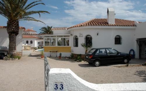 a black car parked in front of a house at Palmera in Miami Platja