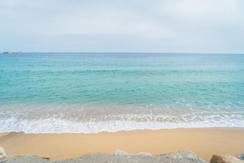 a view of the ocean from the beach at Hotel Aubí in Sant Antoni de Calonge