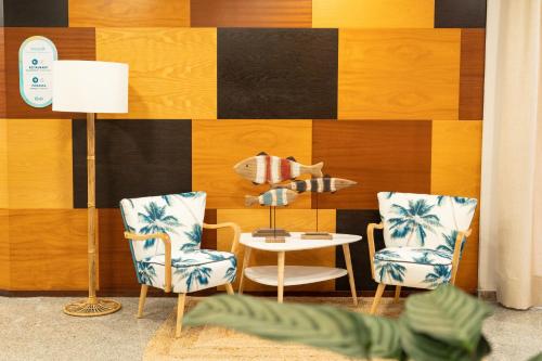 a living room with two chairs and a table at Hotel Aubí in Sant Antoni de Calonge