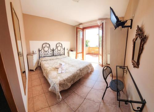 sypialnia z łóżkiem i telewizorem w obiekcie Bellavista Hotel & Osteria w mieście Lamporecchio