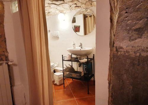 bagno con lavandino e specchio di Appartamento La Chicca a Sermoneta