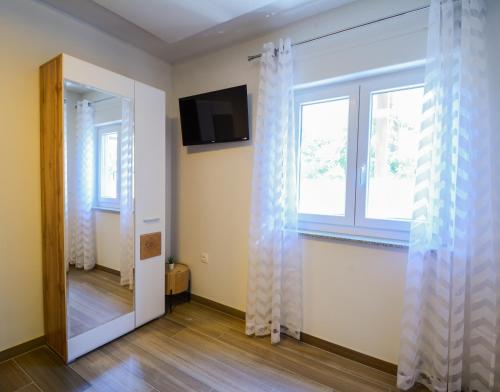 Pokój z lustrem i oknem w obiekcie Apartment Grey&Yellow w mieście Zadar