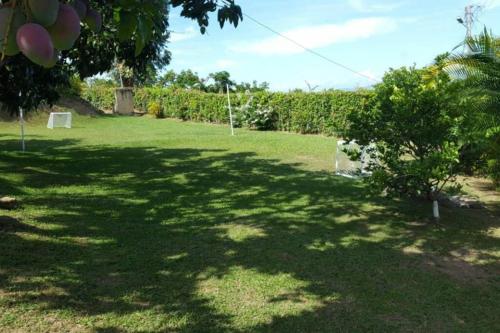 a yard with a large shadow of a tree at Casa de campo con hermosa vista in Anapoima