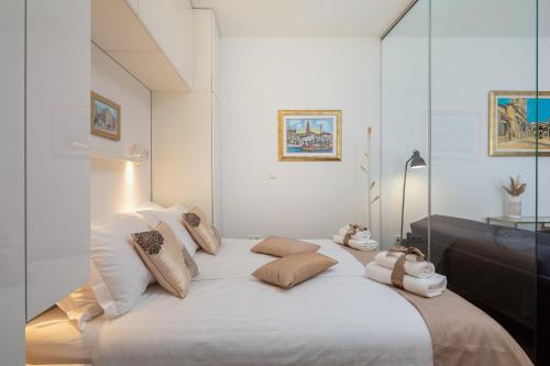 Posteľ alebo postele v izbe v ubytovaní JoJo studio apartment - Feel the City's Heartbeat