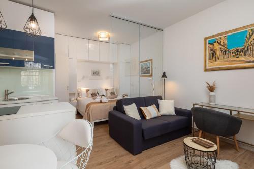 Posteľ alebo postele v izbe v ubytovaní JoJo studio apartment - Feel the City's Heartbeat