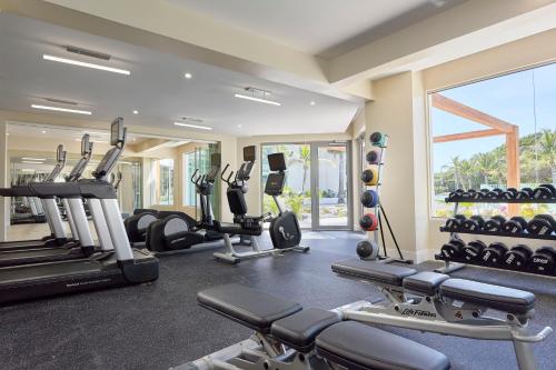 un gimnasio con varias cintas de correr y máquinas elípticas en The Mill Resort and Suites en Palm-Eagle Beach