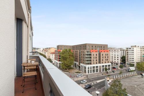 un balcon avec vue sur une ville dans l'établissement Appartement Albâtre - Welkeys, à Lyon