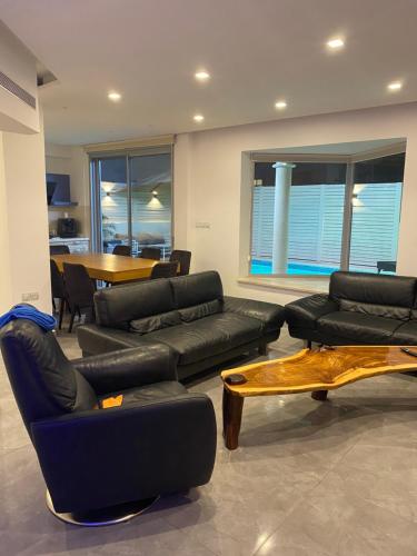 Χώρος καθιστικού στο Luxury Duplex With Private Pool