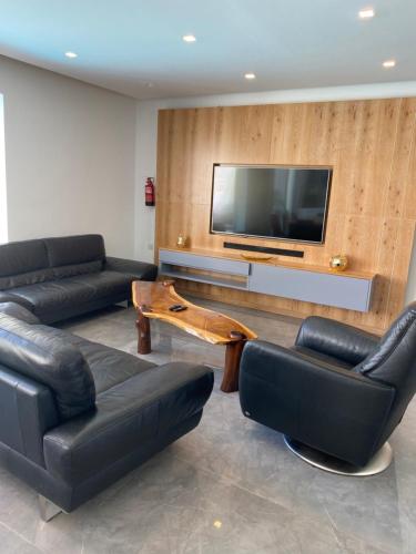 Μια τηλεόραση ή/και κέντρο ψυχαγωγίας στο Luxury Duplex With Private Pool