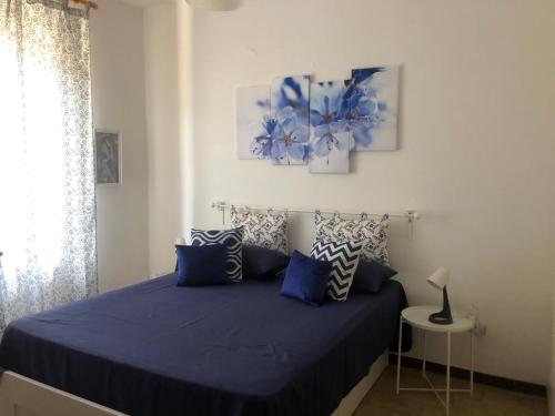 アルカモ・マリーナにあるVilla Delle Conchiglieのベッドルーム1室(青いベッド1台、青い枕付)
