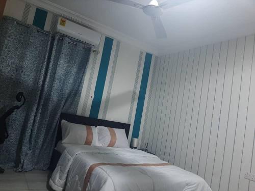 Postel nebo postele na pokoji v ubytování MAXJEN HAVEN GUEST HOUSE