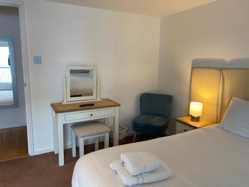 Katil atau katil-katil dalam bilik di Tolbooth Apartments by Principal Apartments