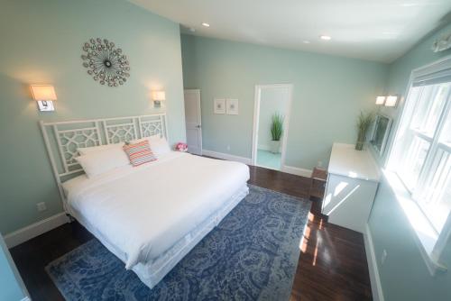 una camera con un letto bianco e una finestra di The Newport Lofts - 359 Thames Street a Newport