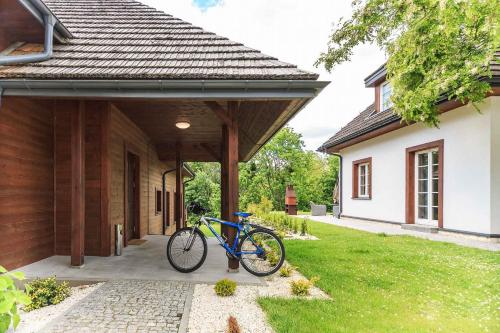 een fiets geparkeerd op de veranda van een huis bij Zamkowe Wzgórze Dom nr 2 Kazimierz Dolny, Góry in Kazimierz Dolny