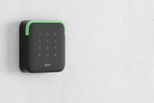 un reloj negro y verde en una pared en Pensión San Martin, en San Sebastián