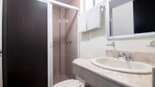 Koupelna v ubytování CHN Hotel Monterrey Santa Fe