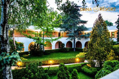 un bâtiment avec un jardin en face dans l'établissement Hotel Dana Resort, à Vénus