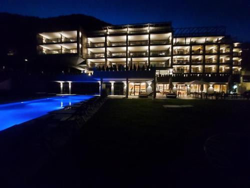 上柯尼希山麓米爾巴赫的住宿－Molaris Lodge，一座建筑,在晚上前方有一个游泳池