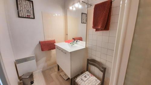 une petite salle de bain avec un lavabo et des toilettes dans l'établissement Charmante maison de ville avec jardin - 2 chambres - 5 pers, à Saint-Jean-de-Monts