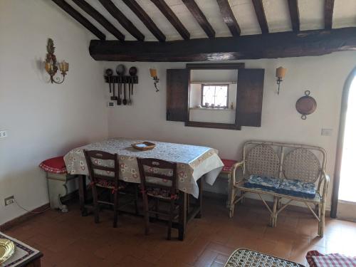 una sala da pranzo con tavolo e alcune sedie di The Roof House in Piazza Grande Montepulciano vista Duomo e centro storico a Montepulciano