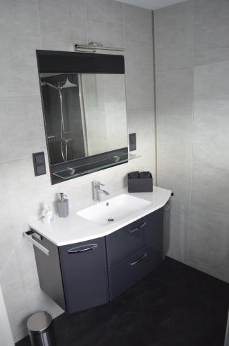 Ένα μπάνιο στο Ferienwohnung Stambach
