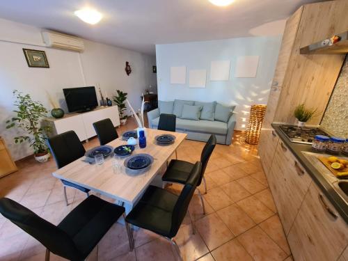 cocina y comedor con mesa y sillas en Apartment Sofia, en Mali Lošinj