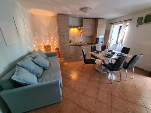 un soggiorno con un divano e un tavolo con sedie di Apartment Sofia a Mali Lošinj (Lussinpiccolo)