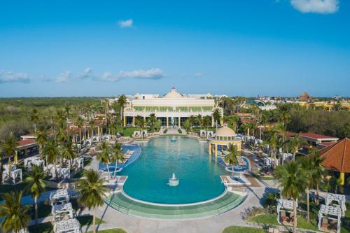 Πισίνα στο ή κοντά στο JOIA Paraiso by Iberostar - Adults Only All Inclusive Resort