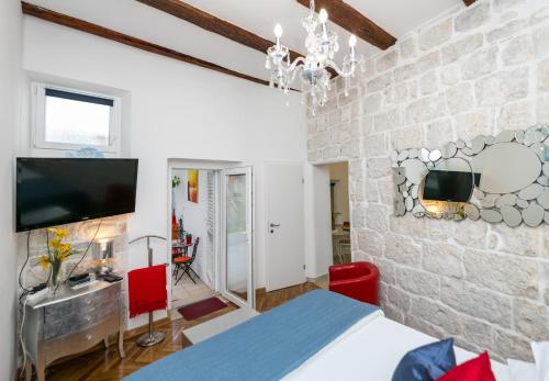 ein Schlafzimmer mit einem Bett und einer Steinmauer in der Unterkunft Kanavelic place - Old town Korcula in Korčula