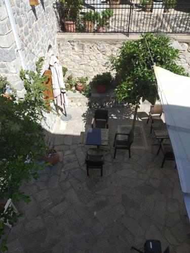 an overhead view of a patio with chairs and trees at ΜΕΣΤΑ - ΠΛΑΤΕΙΑ in Mesta
