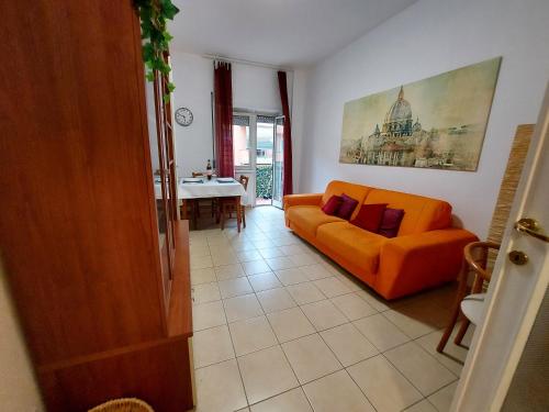 ローマにあるFREE BREAKFAST - Michelangelo Dream Houseのリビングルーム(オレンジ色のソファ、テーブル付)