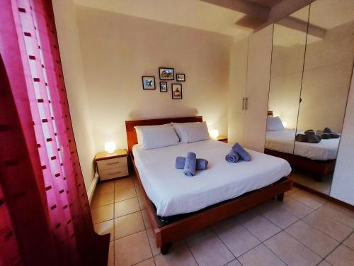 羅馬的住宿－FREE BREAKFAST - Michelangelo Dream House，一间卧室配有一张带两个枕头和镜子的床