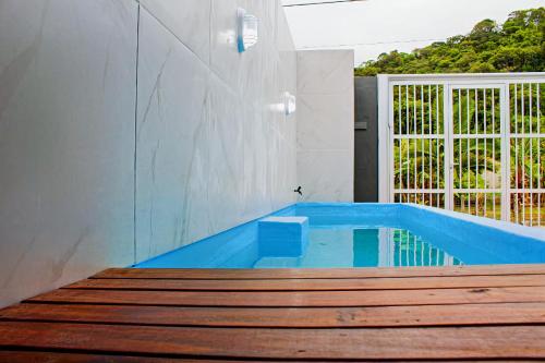una piscina en medio de una casa en Agata indisponivel, en Itapema