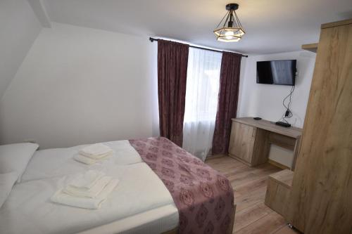 a bedroom with a bed with towels on it at Cabana Andy in Rausor