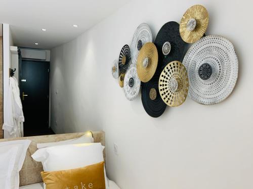- un salon avec des chapeaux au mur dans l'établissement Duplex Bellevue SPA PRIVATIF Toit d'Aix, à Aix-en-Provence
