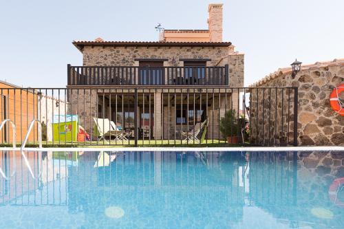 
a house with a pool and a tennis court at Encantos De Monfragüe in Malpartida de Plasencia
