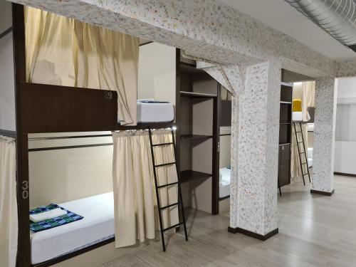 Двухъярусная кровать или двухъярусные кровати в номере Hostel M-A Rooms Mate