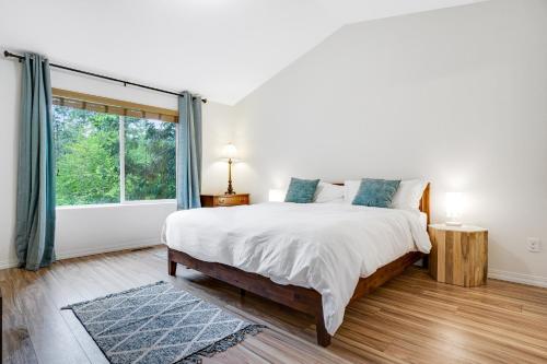 Un pat sau paturi într-o cameră la Lavender Lake Lodge
