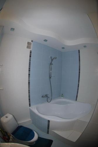 a bathroom with a tub and a toilet and a shower at Квартира в центре Черемушек in Odesa