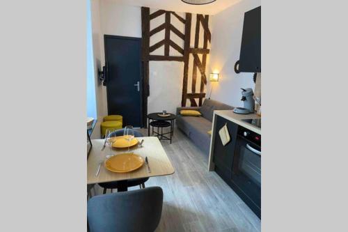 un salon avec une table et un canapé dans l'établissement Appartement centre de Moulins, à Moulins