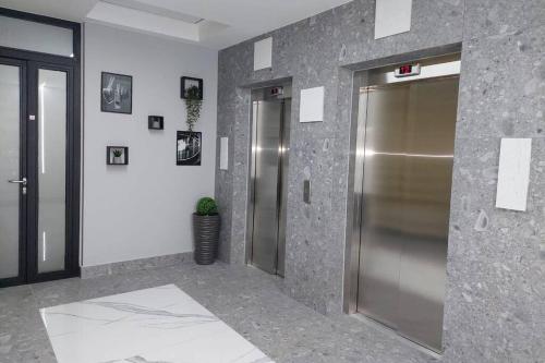 eine Aufzuglobby mit zwei Aufzügen in einem Gebäude in der Unterkunft Luxury Penthouse Sarajevo in Sarajevo