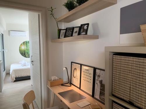 un salon avec une table et une cheminée dans l'établissement MV Penthouse, à Athènes