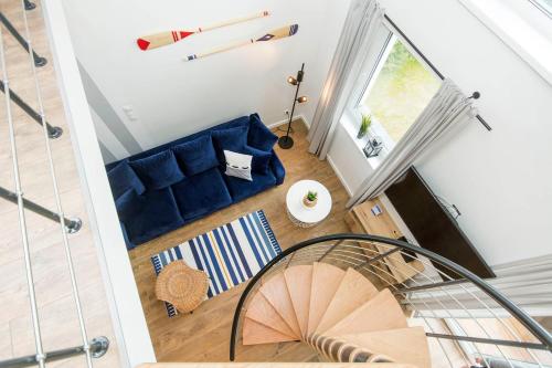 an overhead view of a living room with a blue couch at Słoneczna Przystań - Apartamenty dwupoziomowe in Sobieszewo