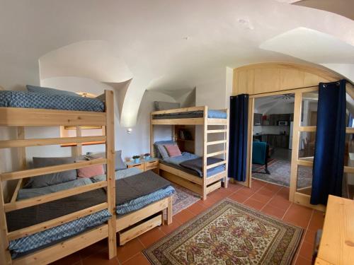 Tempat tidur susun dalam kamar di Apartment Mařenka Frymburk