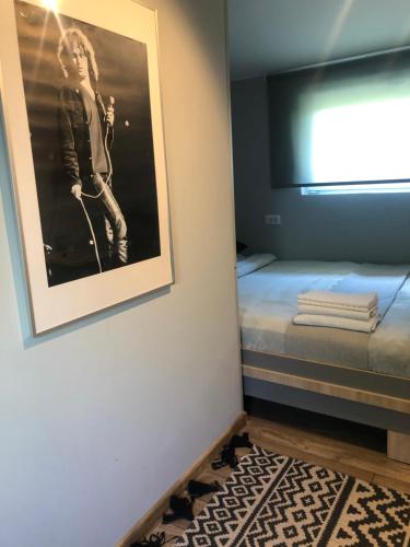 um quarto com uma fotografia de uma rapariga na parede em Club Robert Motel em Hîrşova