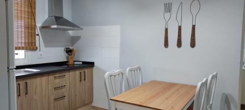 cocina con mesa de madera y sillas en Casa Tío Luis, en Santa Cruz de la Palma