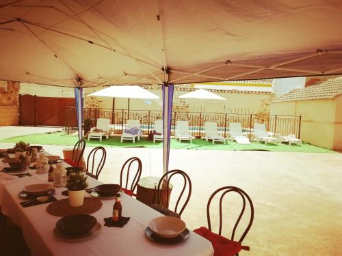 a tent with a table and chairs in a patio at Casa Rural Hidalgo in Ciudad Real