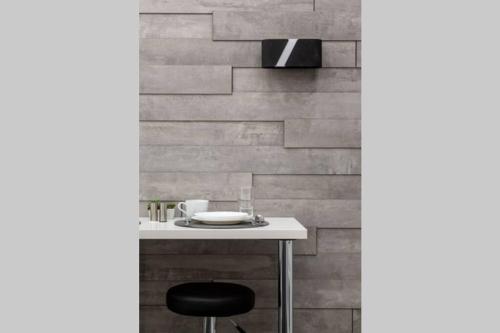 uma cozinha com uma mesa, uma cadeira e uma parede de tijolos em Premium Apartment by Hi5 - Central 1 bedroom (217) em Budapeste