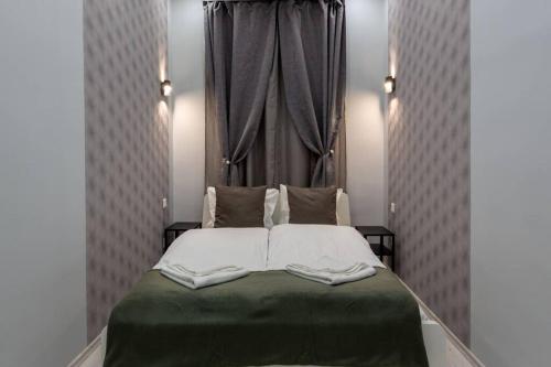 um quarto com uma cama grande e uma janela em Premium Apartment by Hi5 - Central 1 bedroom (217) em Budapeste