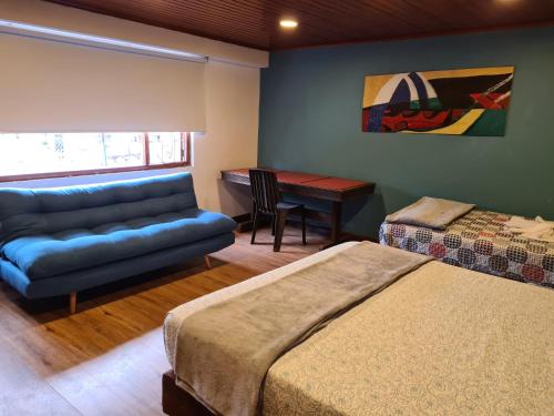 Ένα ή περισσότερα κρεβάτια σε δωμάτιο στο acogedor Hostal usaquen la parada del tren